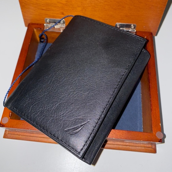 *NEW* Nautica Black Leather Wallet - Picture 1 of 7